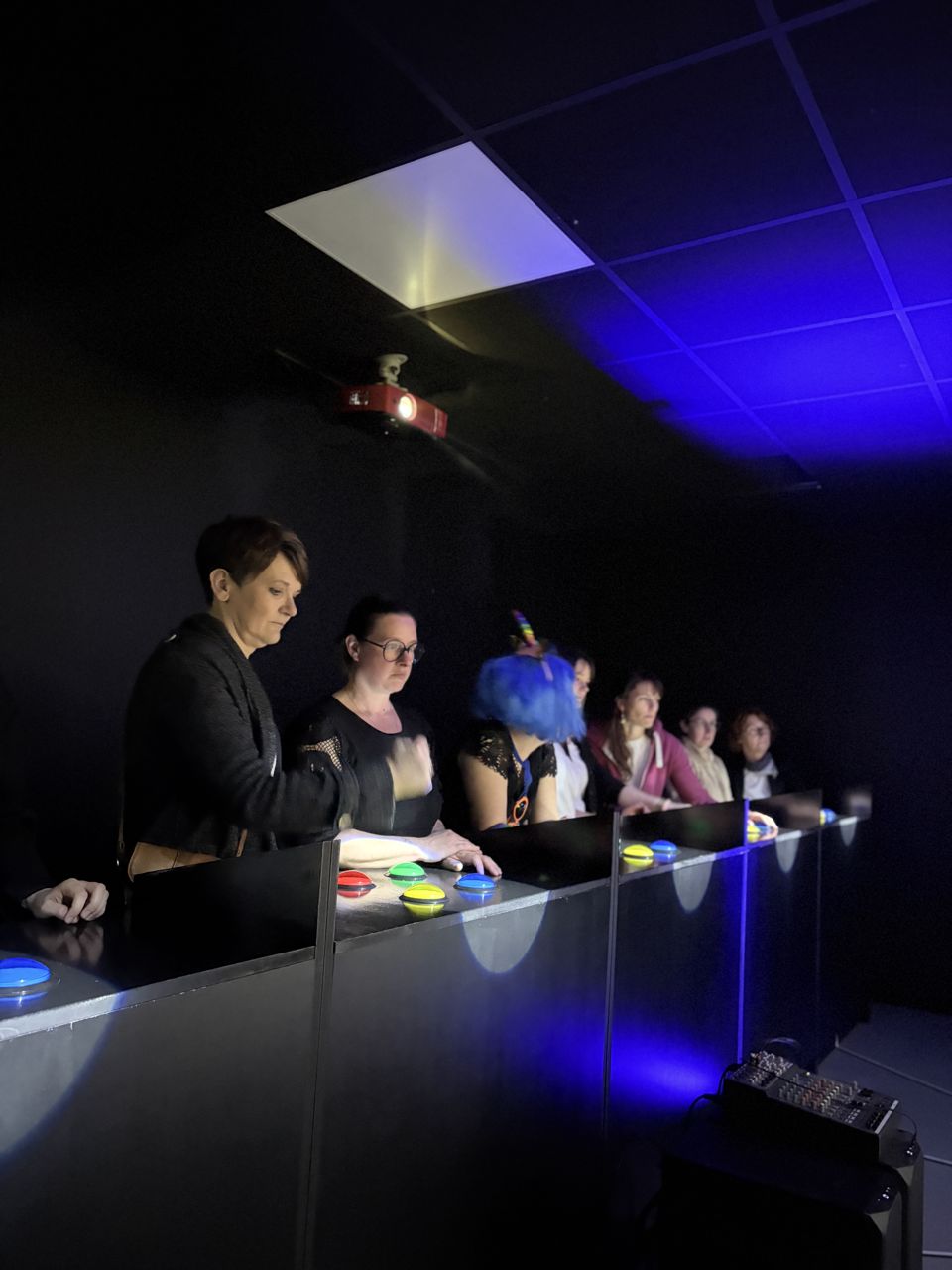 Ambiance de groupe pendant une partie d'iQuiz chez Team Square